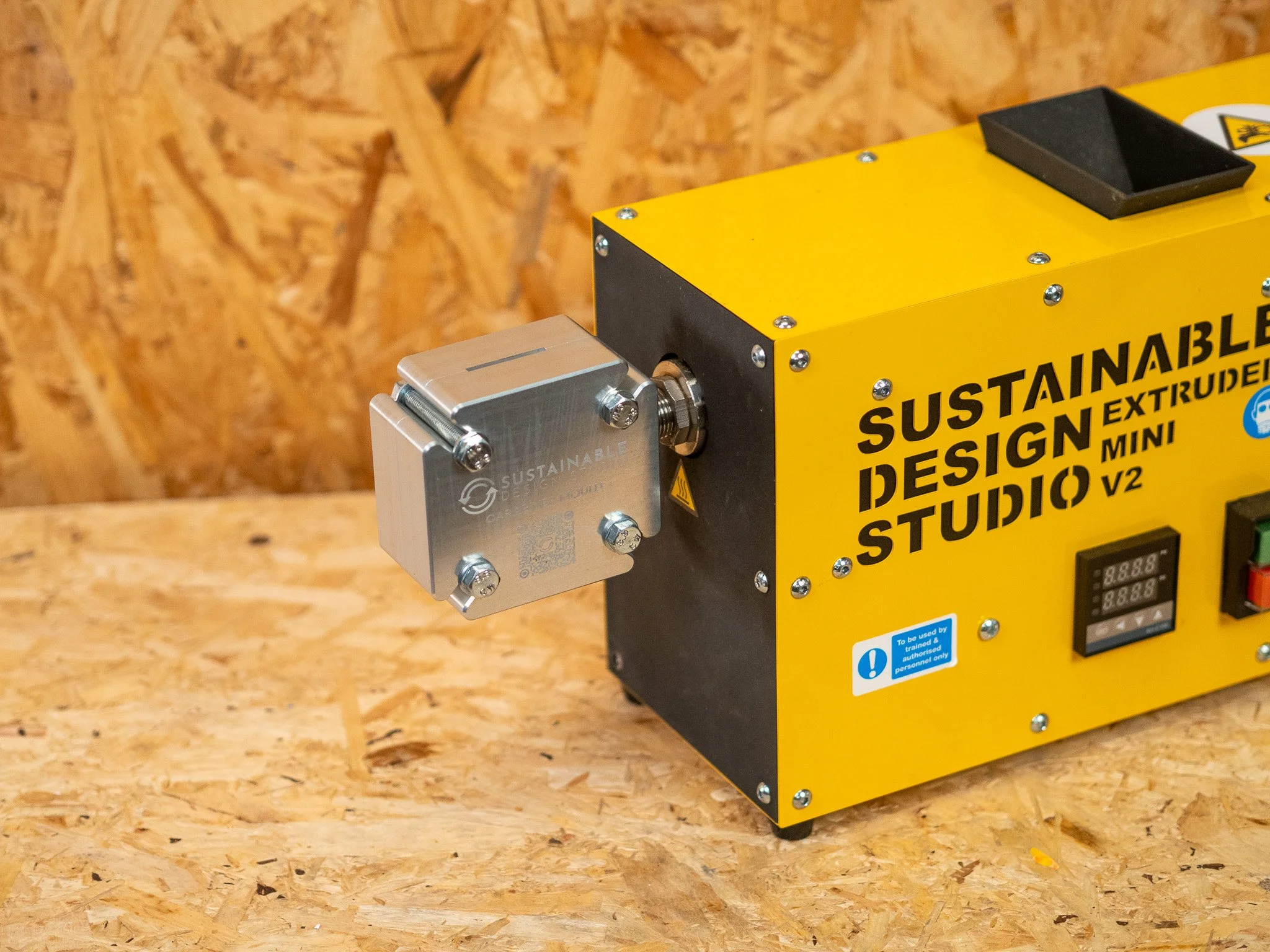 Extruder Mini V2 | Entry-Level Hand-Cranked Plastic Injection
